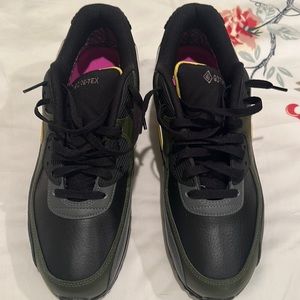 Nike men’s size 11 Gortex tennis shoes